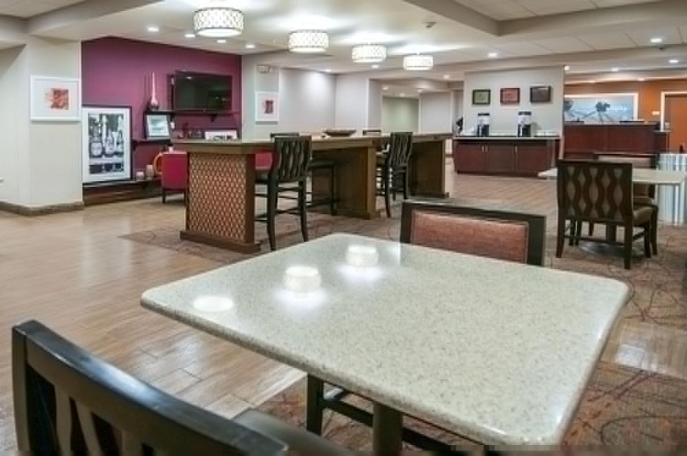 Hampton Inn Опелусас Экстерьер фото